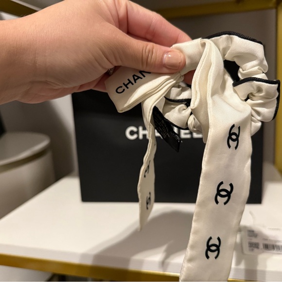 CHANEL HAIR TIE SILK OFF WHITE PREOWNED - Picture 2 of 8